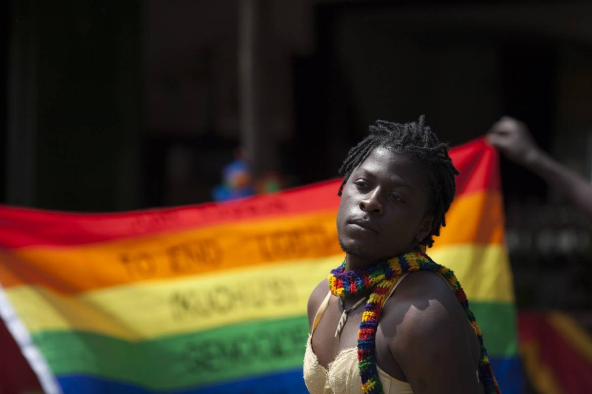 Un transgender fotografato durante la manifestazione in Uganda