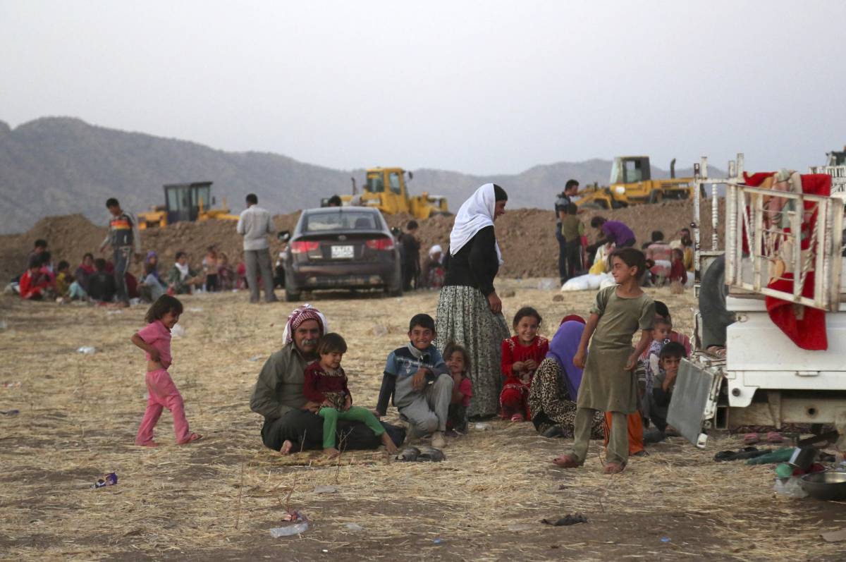 Iracheni della comunità yazidi in fuga per l'avanzata dell'Is