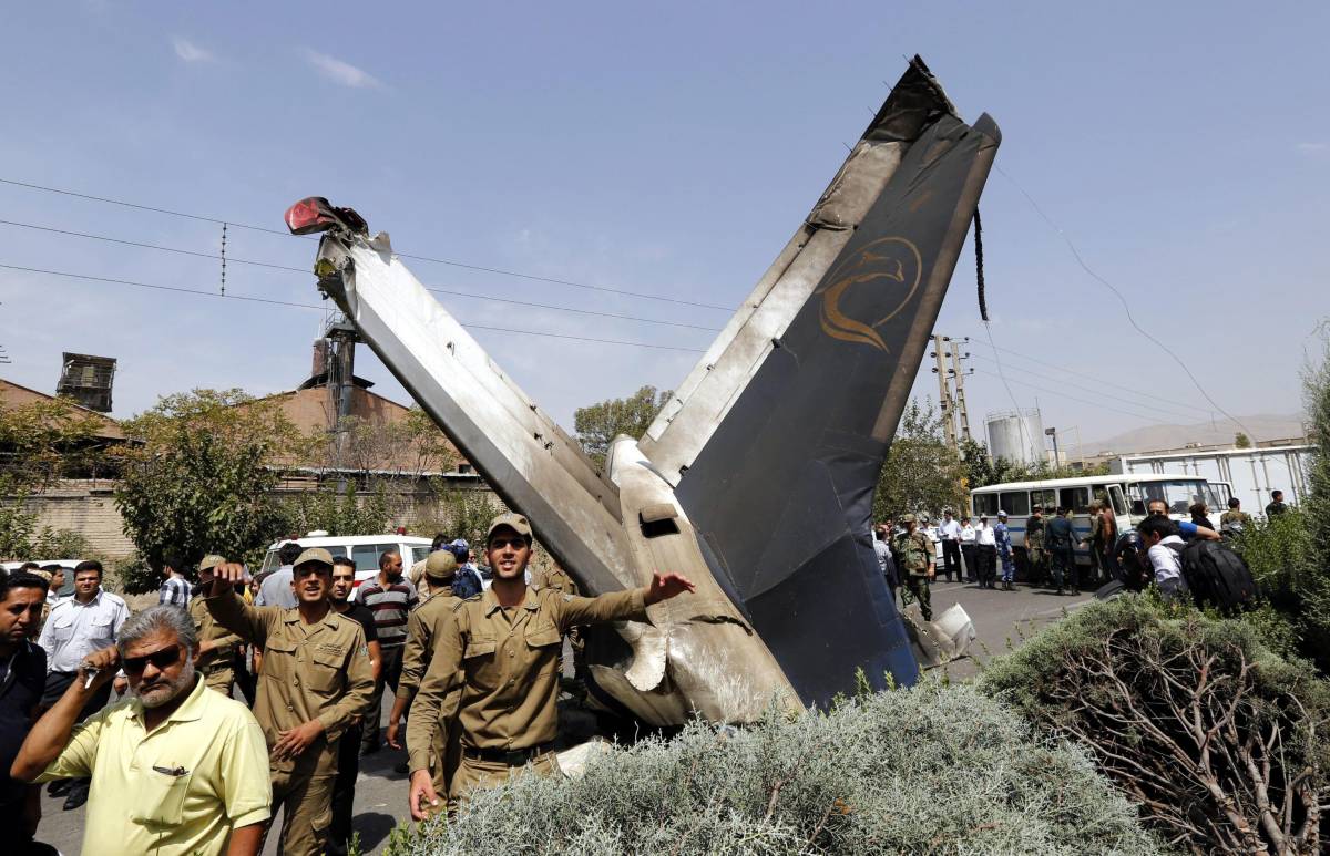 I resti dell'Iran-140 caduto questa mattina a Teheran