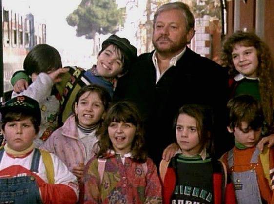 Il maestro Sperelli (Paolo Villaggio) con i suoi alunni nel film "Io speriamo che me la cavo"