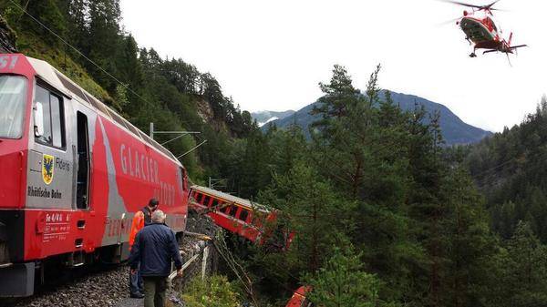 Frana travolge un treno in Svizzera: cinque feriti gravi tra i passeggeri