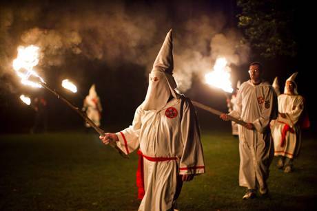Il Ku Klux Klan manifesta contro la rimozione della bandiera dei confederati