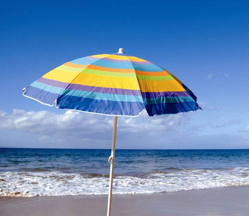 Sardegna, ombrellone trascinato dal vento infilza una turista