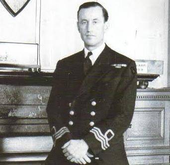 Il giovane Ian Fleming con la divisa di capitano della Royal Navy