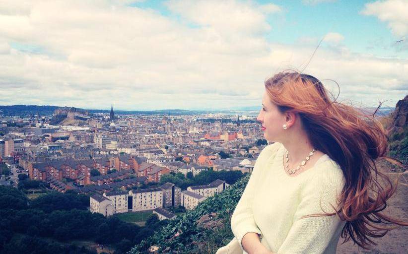 Ilaria Smiderle davanti al panorama di Edimburgo