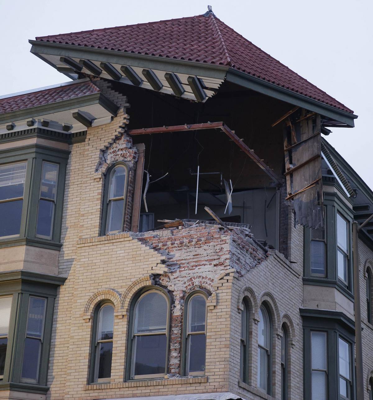 Forte terremoto nella regione di San Francisco Centoventi feriti e danni, emergenza a Napa Valley
