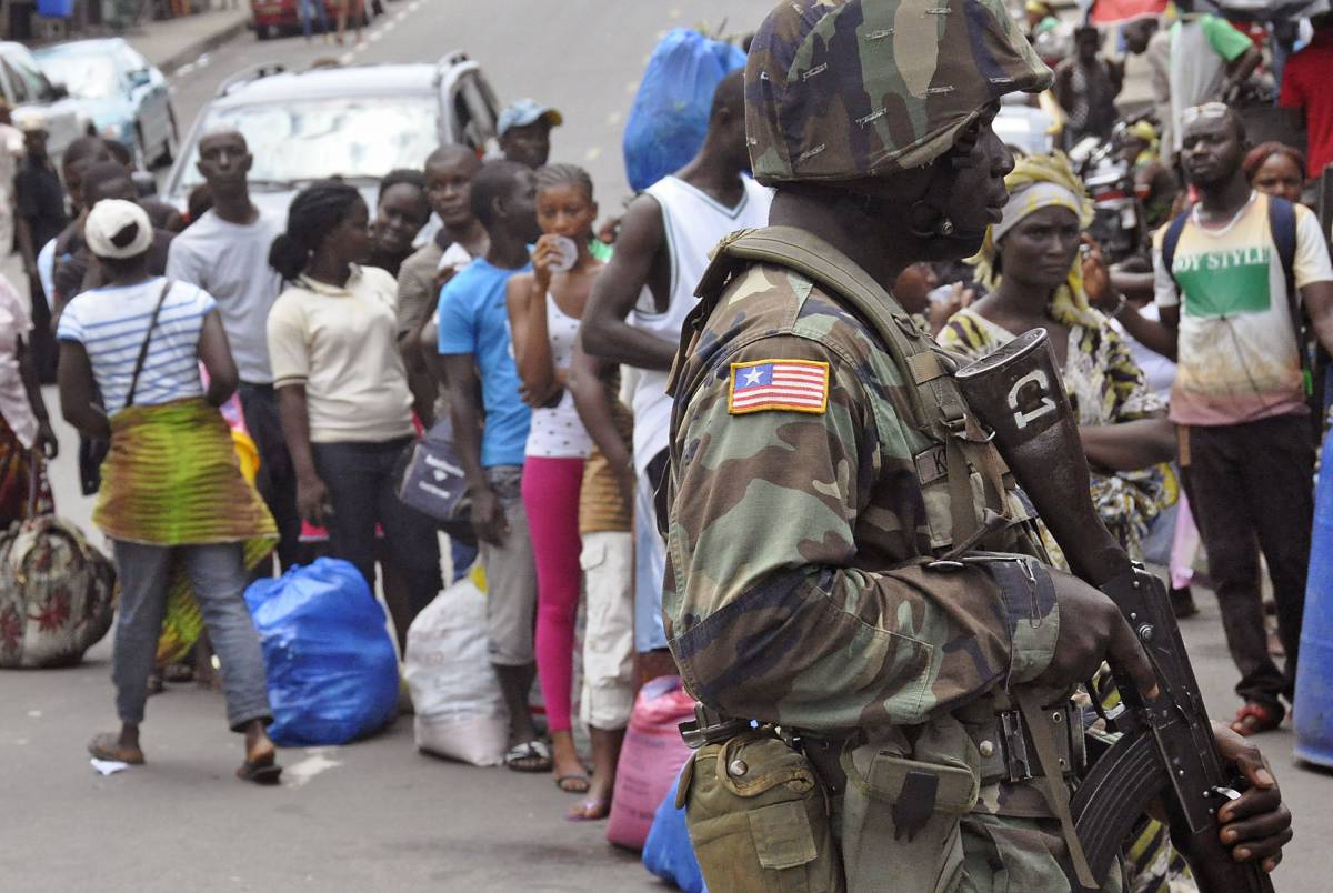 Cittadini liberiani attendono un controllo sanitario a Monrovia