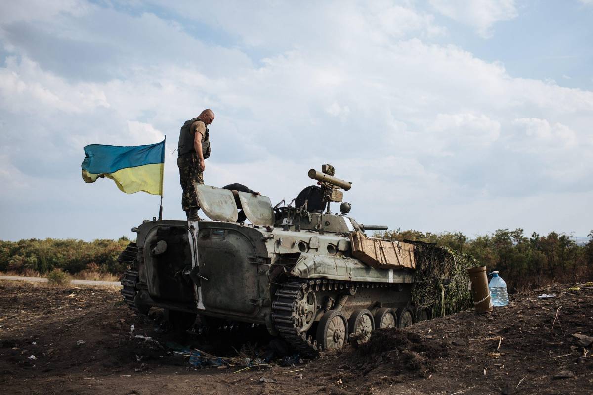 Un soldato ucraino su un mezzo militare vicino a Rassypnoe