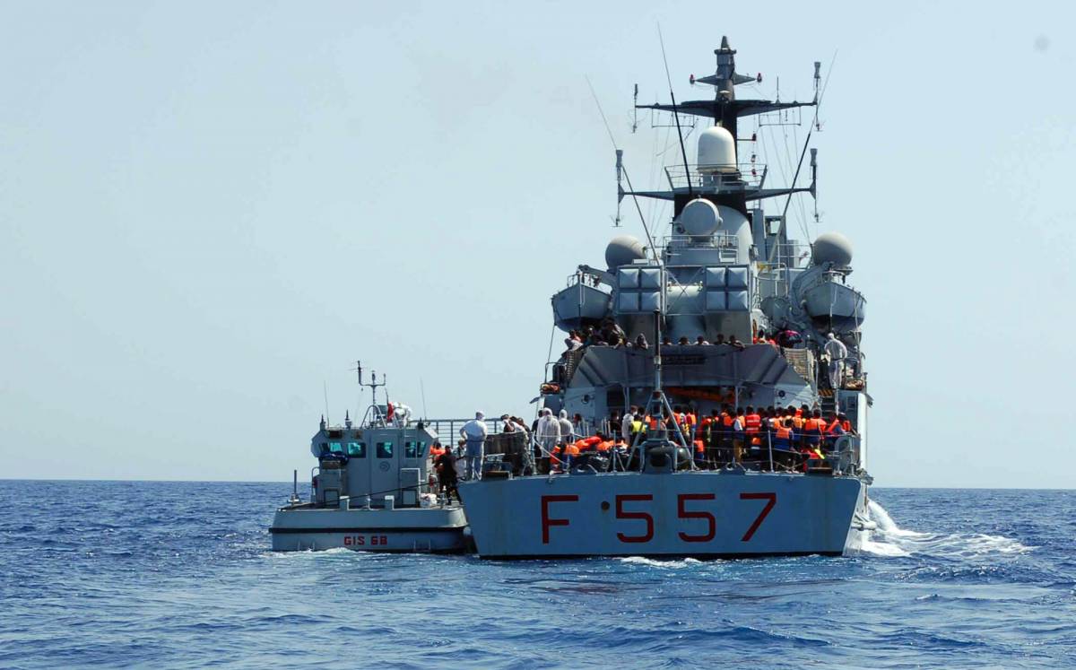 Migranti caricati a bordo della San Giusto fuori da Lampedusa