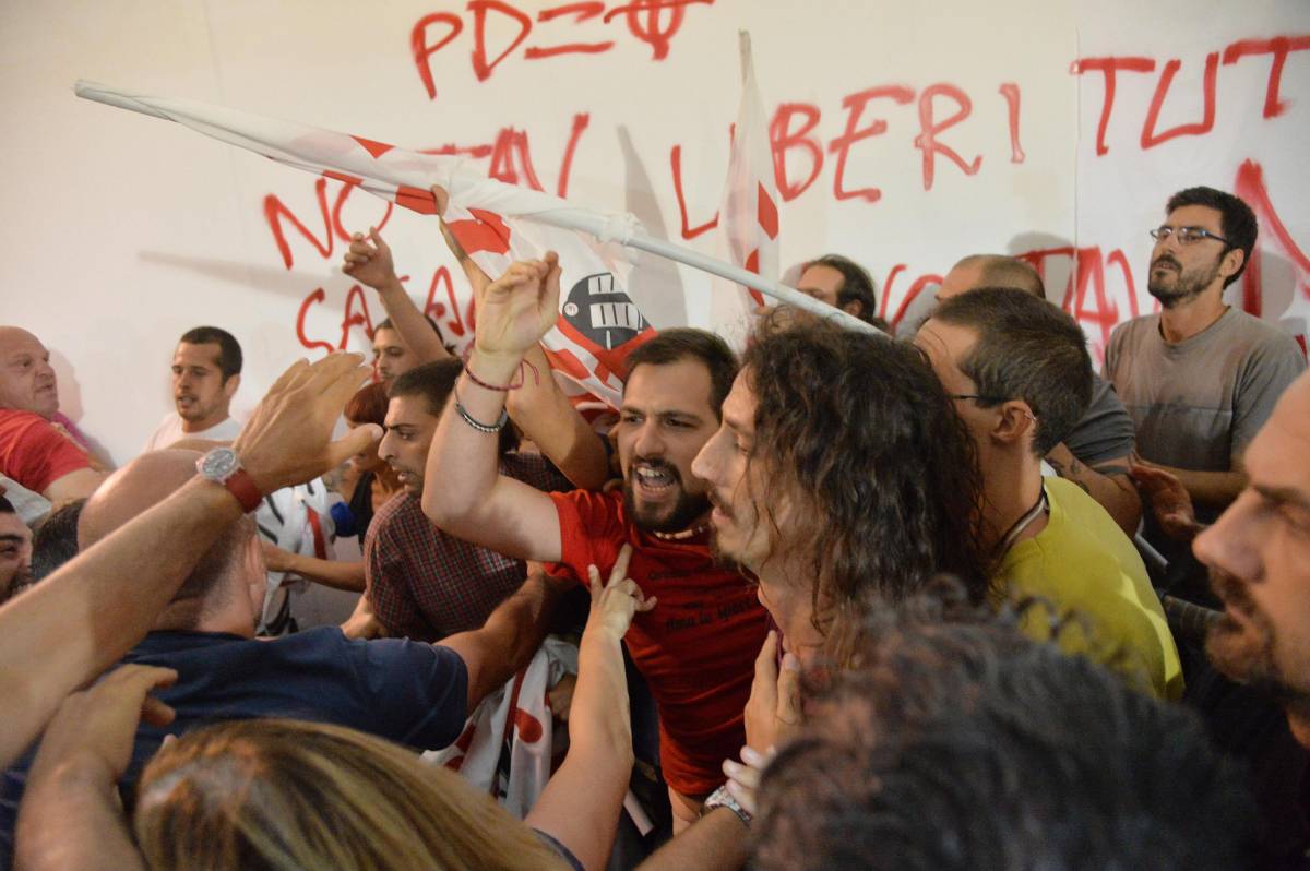 Genova, botte da orbi tra militanti dem e No Tav alla Festa Pd