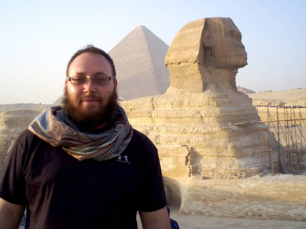 Il giornalista Steven Sotloff, in una foto scattata in Egitto, davanti alla Sfinge
