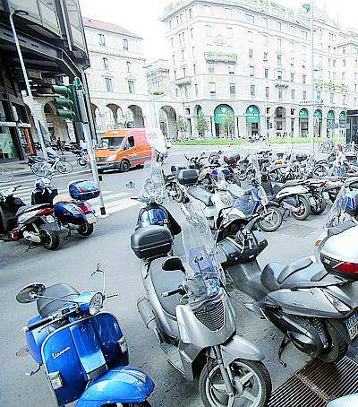 Emergenza parcheggi, ma nuovi divieti alle moto