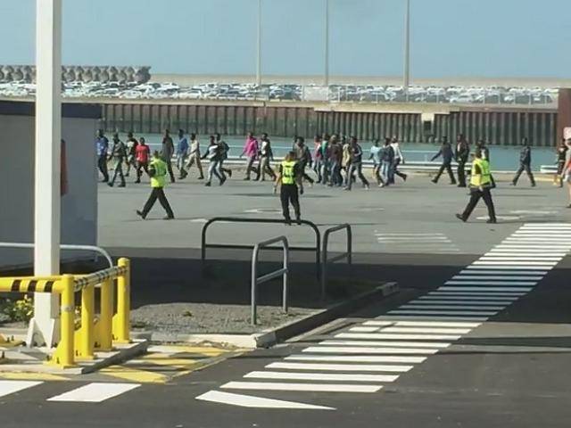 Calais, l'assalto dei migranti ai traghetti per l'Inghilterra