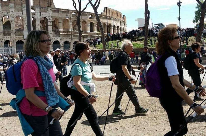 La camminata nordica approda in città fra monumenti e chiese