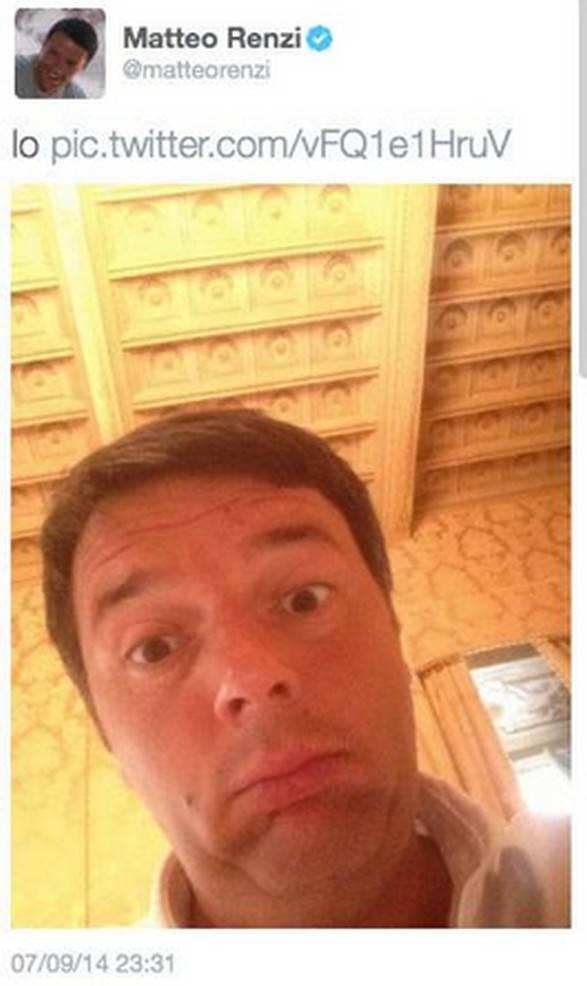 Il selfie postato da Renzi e subito rimosso