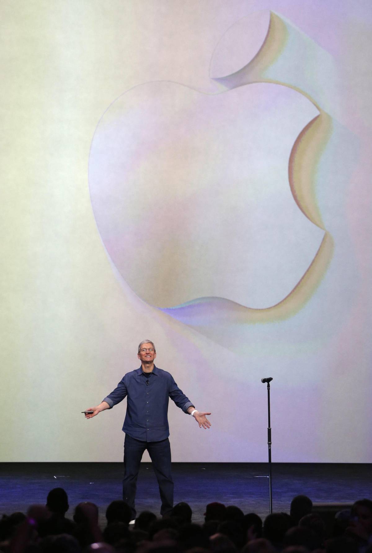 Il CEO di Apple, Tim Cook, presenta l'iPhone 6 a Cupertino