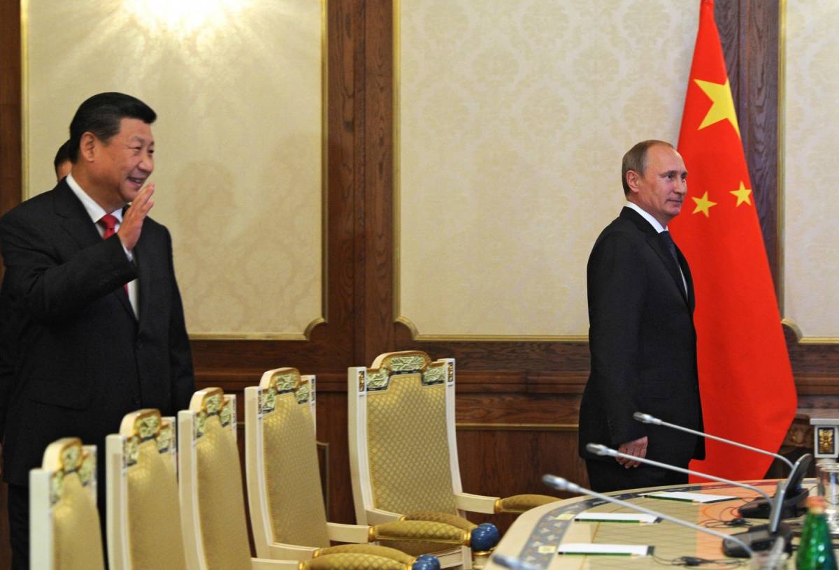 Vladimir Putin in Tajikistan durante un incontro con il cinese Xi Jinping