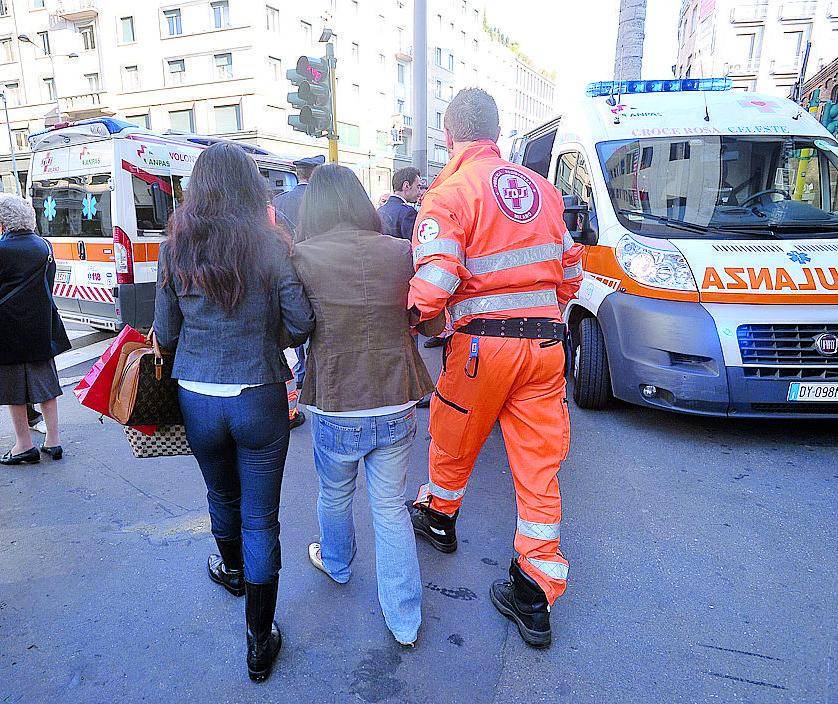 Protesta degli operai davanti all'azienda: feriti otto carabinieri