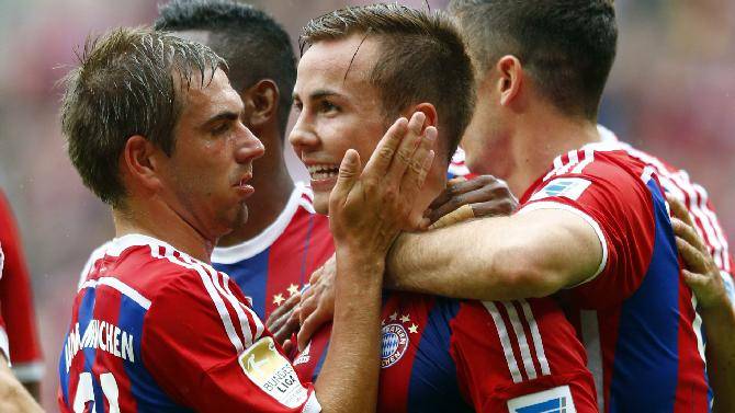 Gotze festeggiato dopo il gol del vantaggio del Bayern