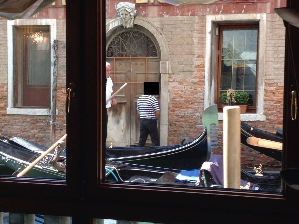 Venezia, il gondoliere che urina tra i canali