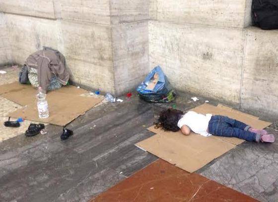 I bimbi dormono sui cartoni, la Milano del 2015 si vergogna