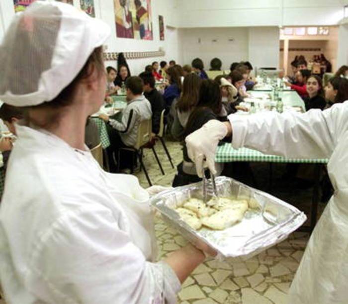 "Niente carne ai bimbi poveri", bufera sulla scuola di Gallarate