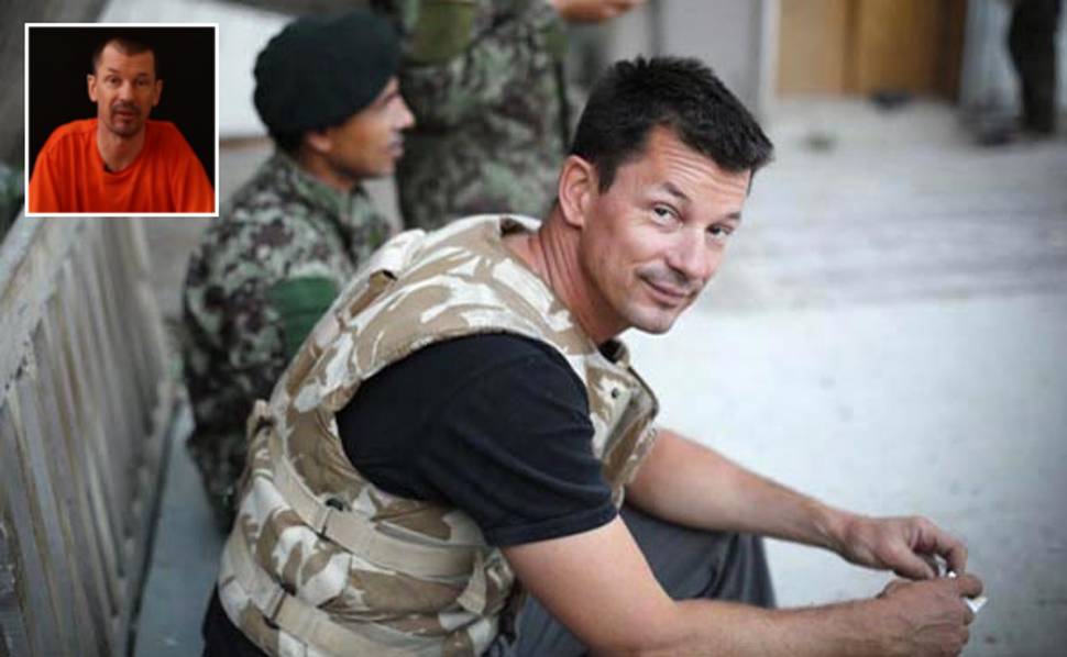 John Cantlie in una foto d'archivio e, in alto a sinistra, un fotogramma dal primo video 