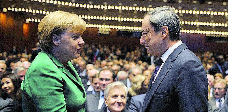Il presidente Bce rassicura la cancelliera su Renzi ma ora la Germania vuole riforme vere