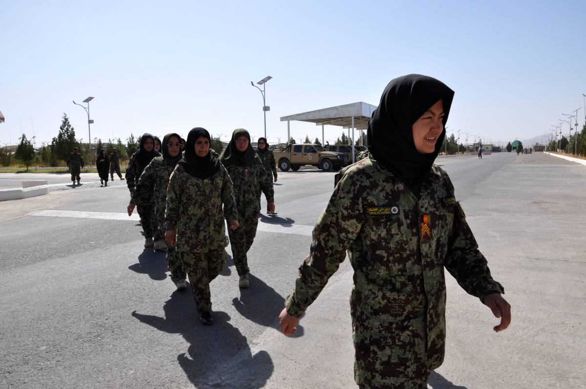 Quelle donne soldato afgane non "imprigionate" dal burqa: "Combattiamo in prima linea"