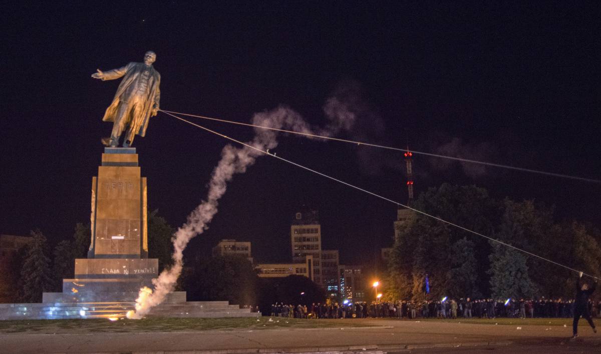 Statua di Lenin abbattuta a Kharkiv, Est dell'Ucraina