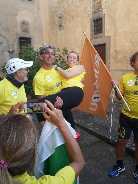 Giorgia Meloni "provoca" Renzi e scala il Monte Senario