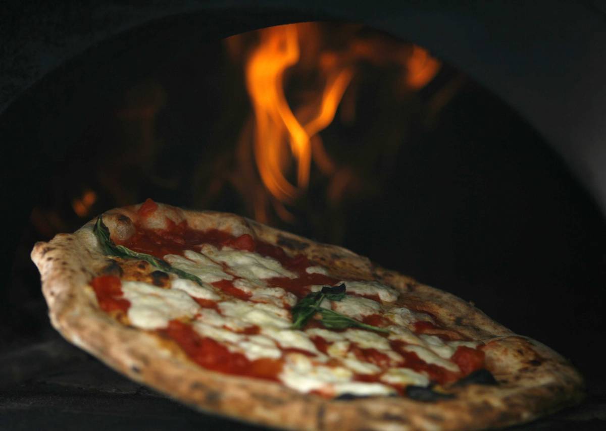 La parola "pizza" non è nata a Napoli