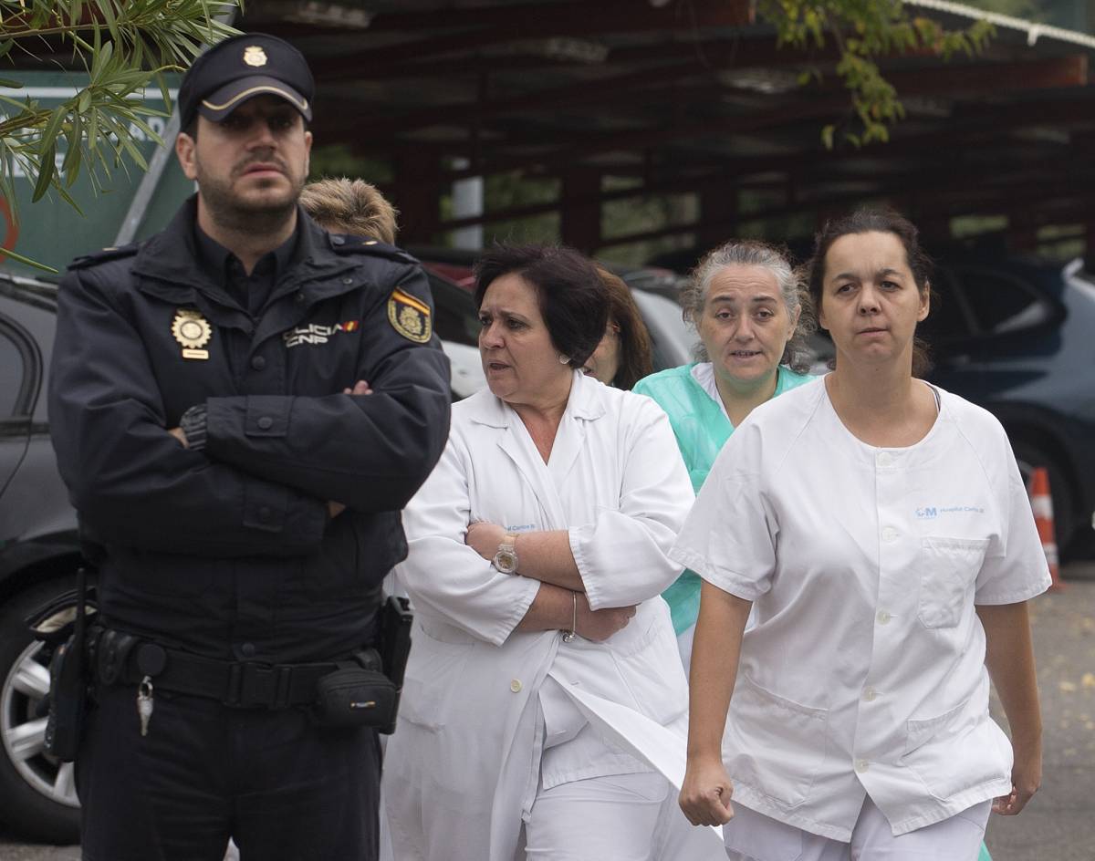 Staff dell'ospedale Carlos III di Madrid e un poliziotto a guardia della struttura