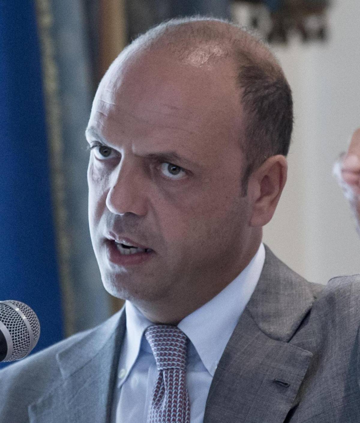 Alfano vieta le nozze gay «No alle trascrizioni» Ma tra i sindaci è rivolta