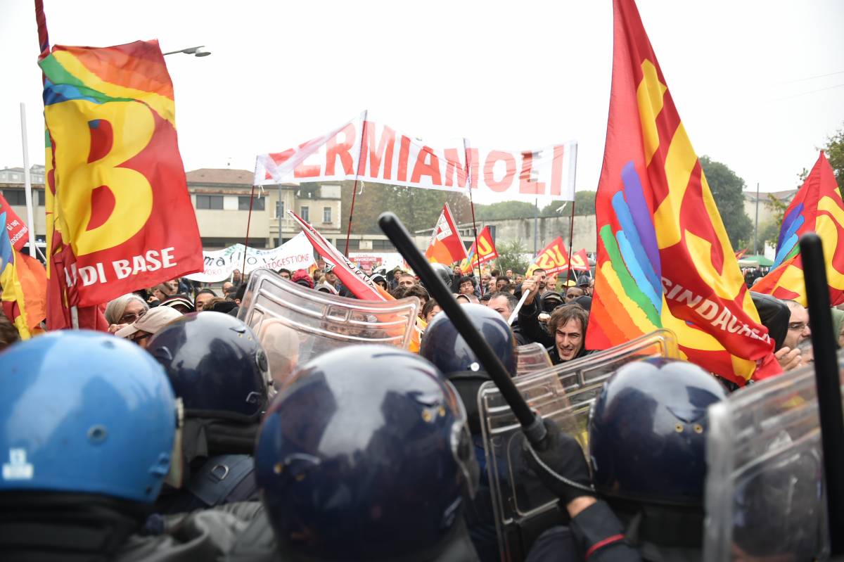 Lavoro, vertice Ue a Milano Antagonisti forzano zona rossa