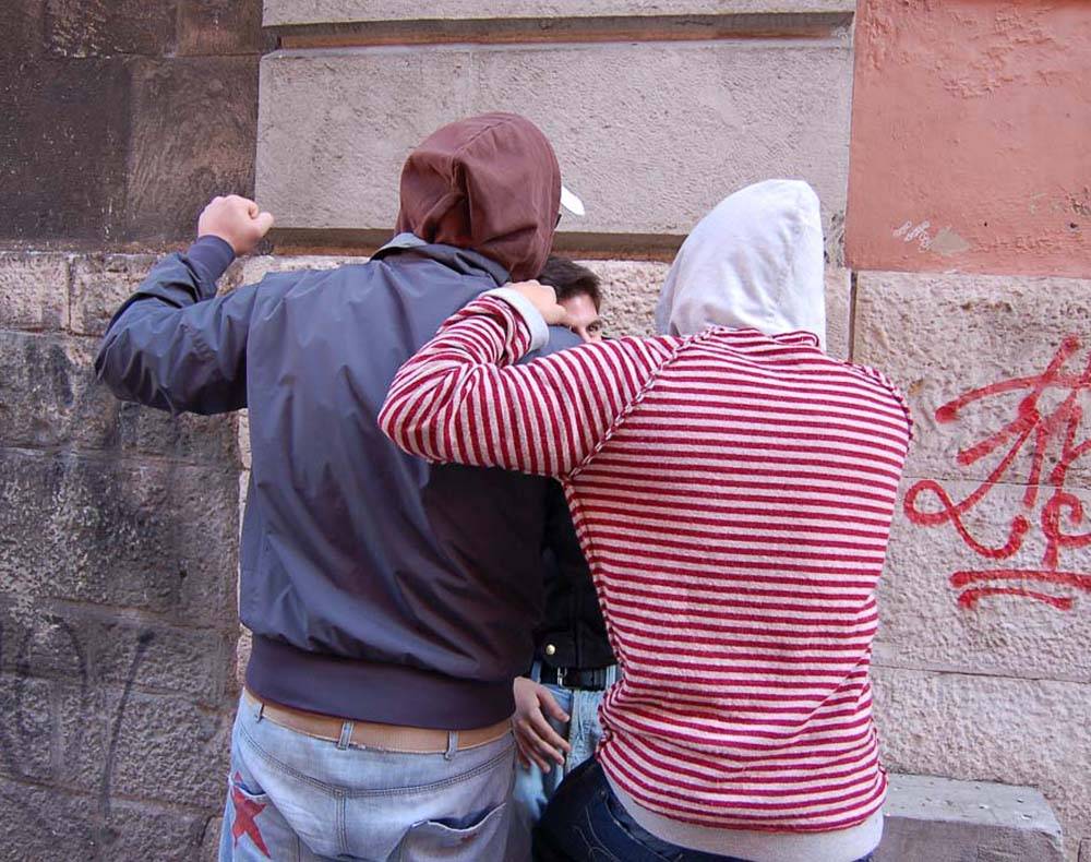 Genova, credono gay un 40enne e lo riducono in fin di vita