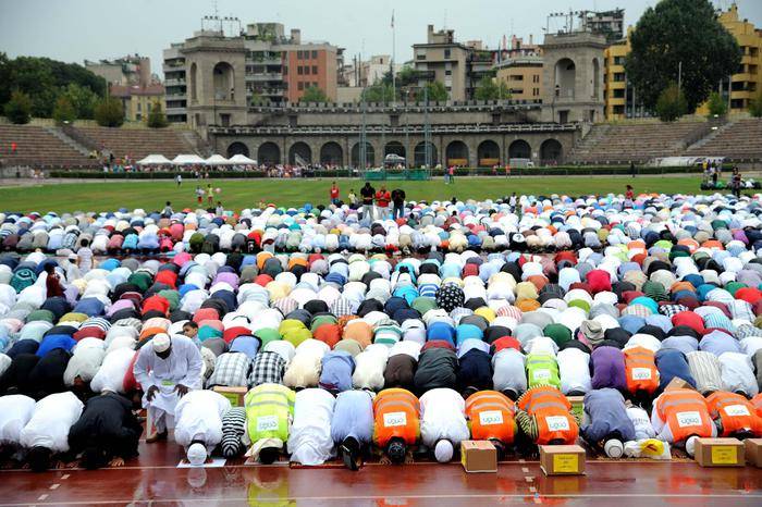Islamici in preghiera a Milano