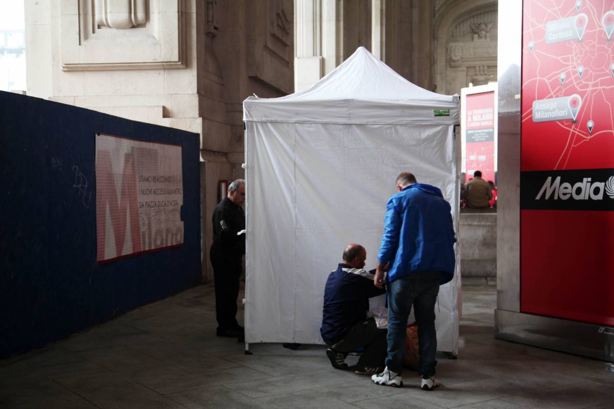 Milano, medici allo sbaraglio Visitano i profughi in tenda