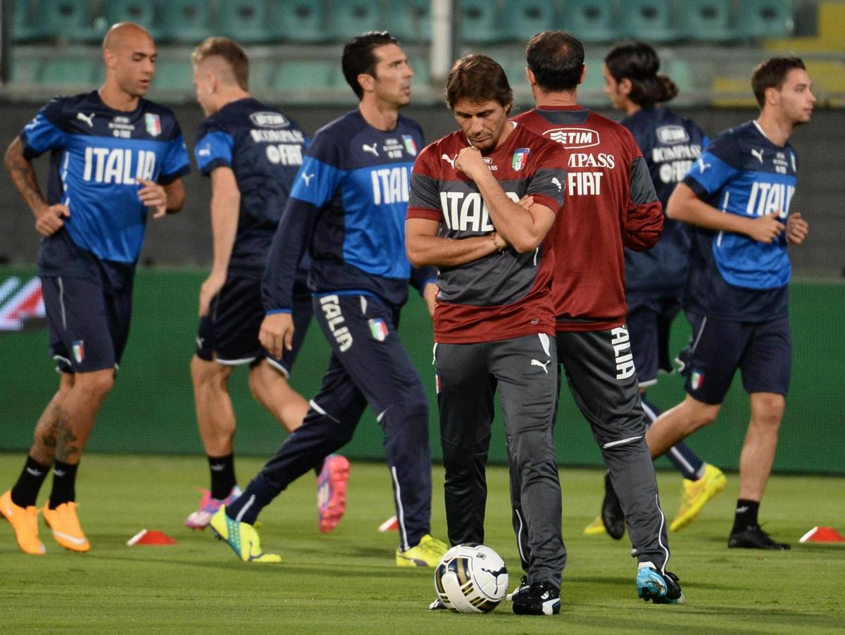 Antonio Conte e gli azzurri in allenamento