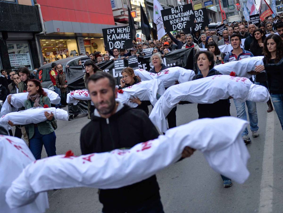 Dimostranti portano dei sudari nelle strade di Istanbul: vogliono contestare Erdogan