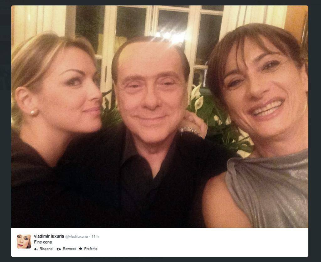 Il selfie di Luxuria con Francesca Pascale e Silvio Berlusconi