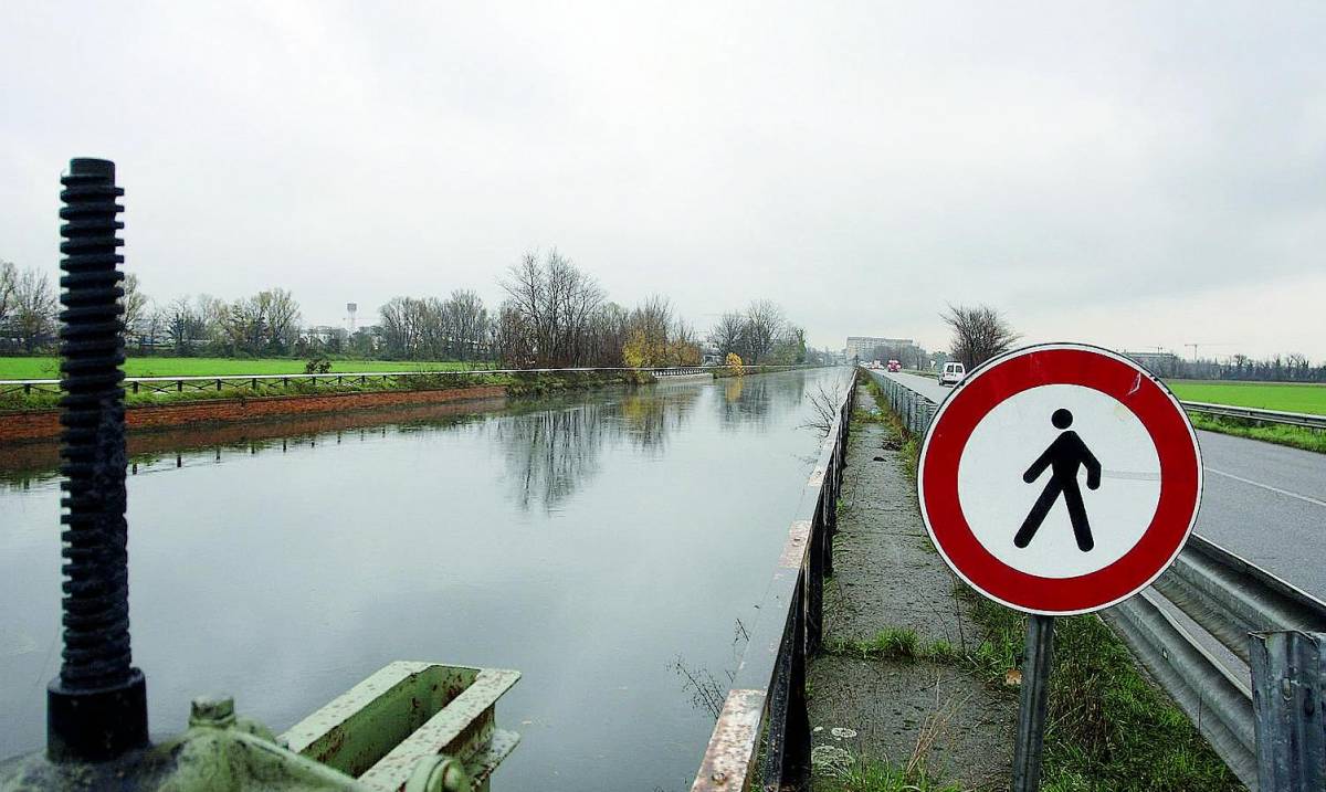 Cadavere lungo il Naviglio Ora si indaga per omicidio