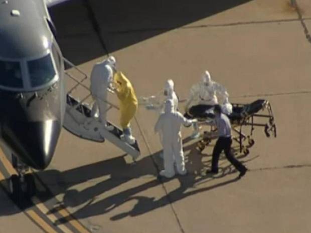 In giallo, l'infermiera contagiata da ebola; a destra l'uomo senza protezioni