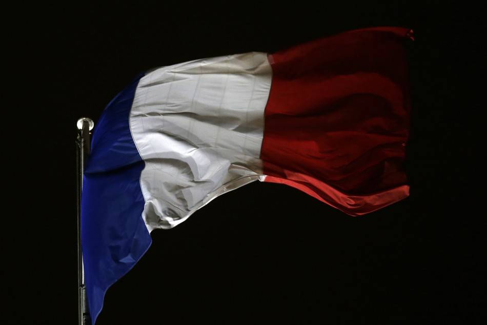 L'orgoglio francese arriva anche a scuola: sì alla bandiera in aula