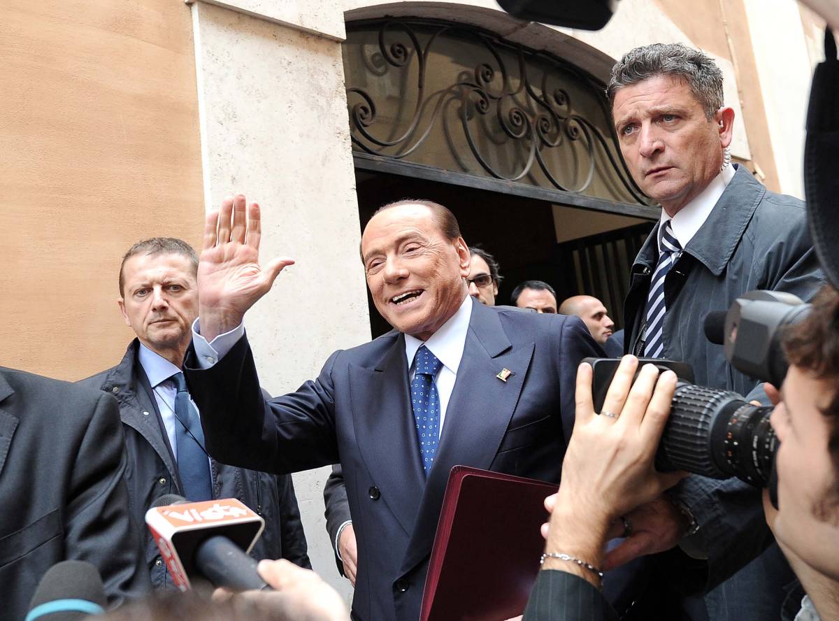 Silvio Berlusconi entra alla Camera dei Deputati per la riunione dei gruppi parlamentari