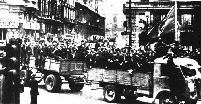 I partigiani in una foto della liberazione di Milano