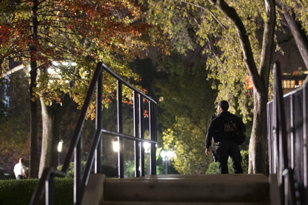 Un uomo del Secret service nella zona nord del perimetro della Casa Bianca