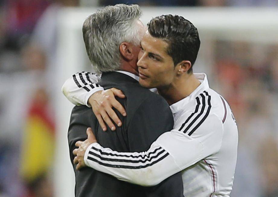 Cristiano Ronaldo abbraccia Carlo Ancelotti