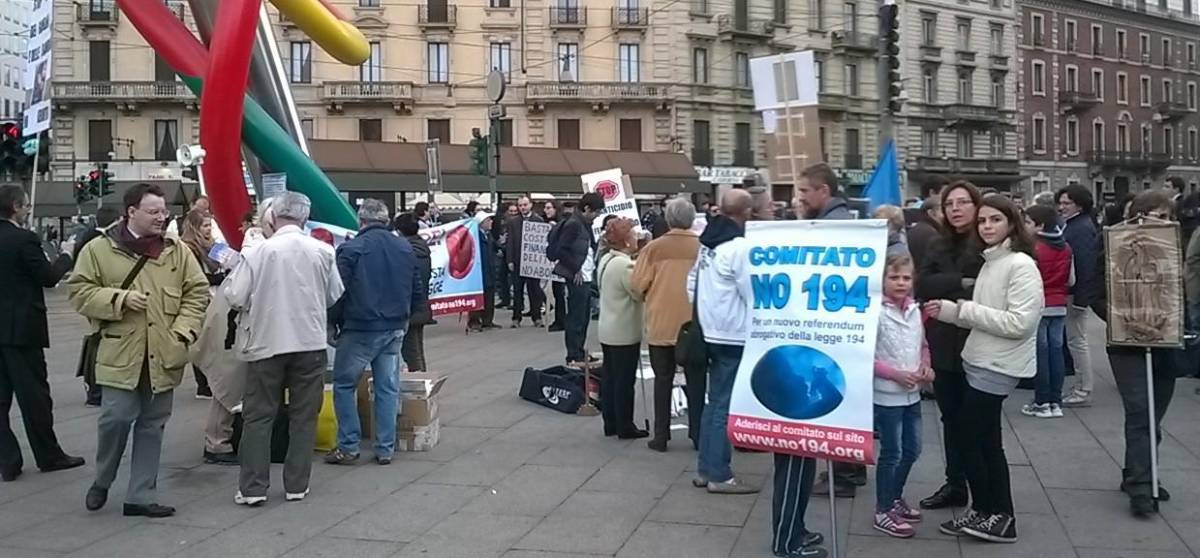 Il corteo di preghiera a Cadorna contestato da centri sociali e femministe