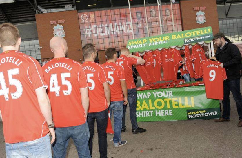 Liverpool, tifosi in coda per restituire la maglia di Balotelli